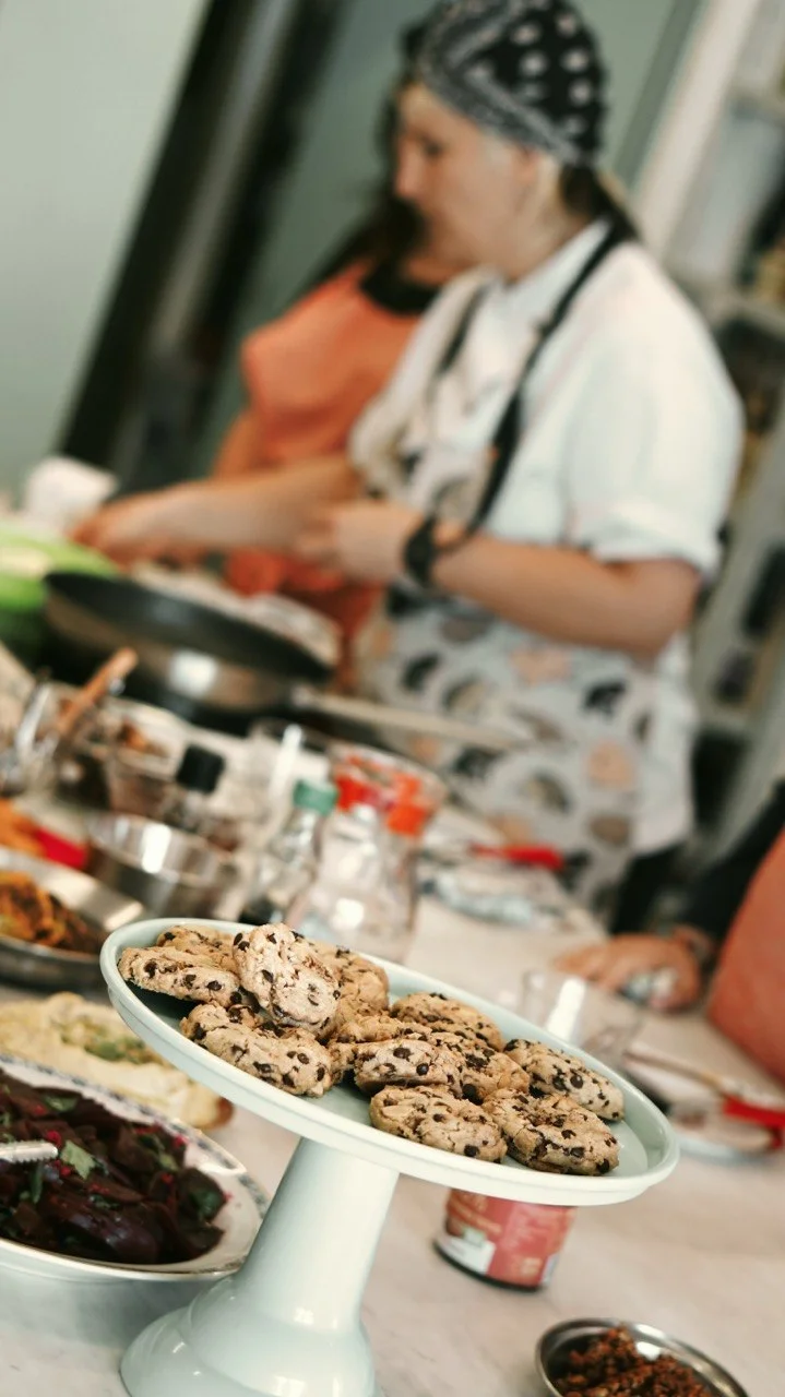 Enza durante un corso di cucina con i partecipanti