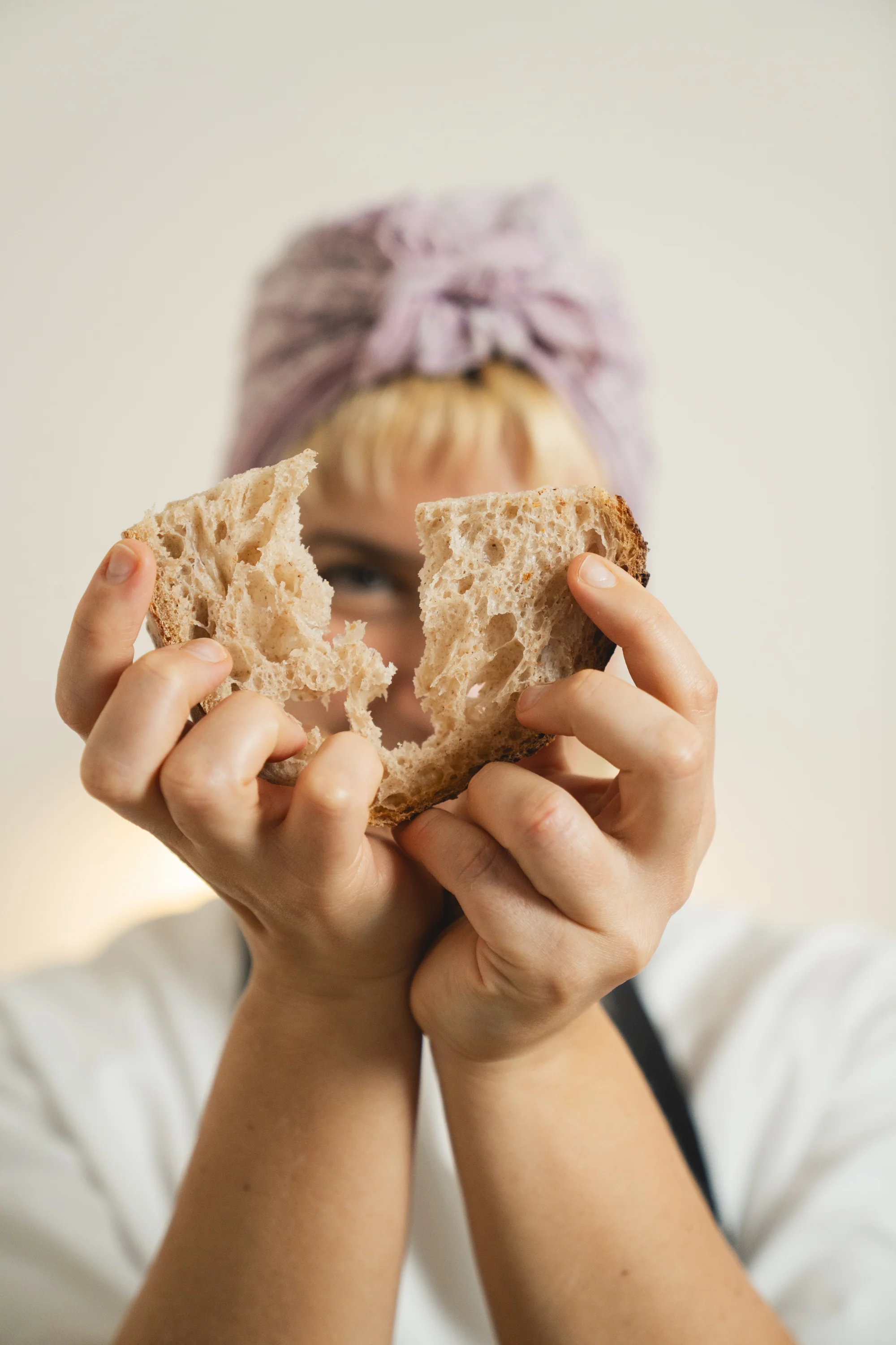Un piatto vegetale firmato Enza, tenuto tra le mani