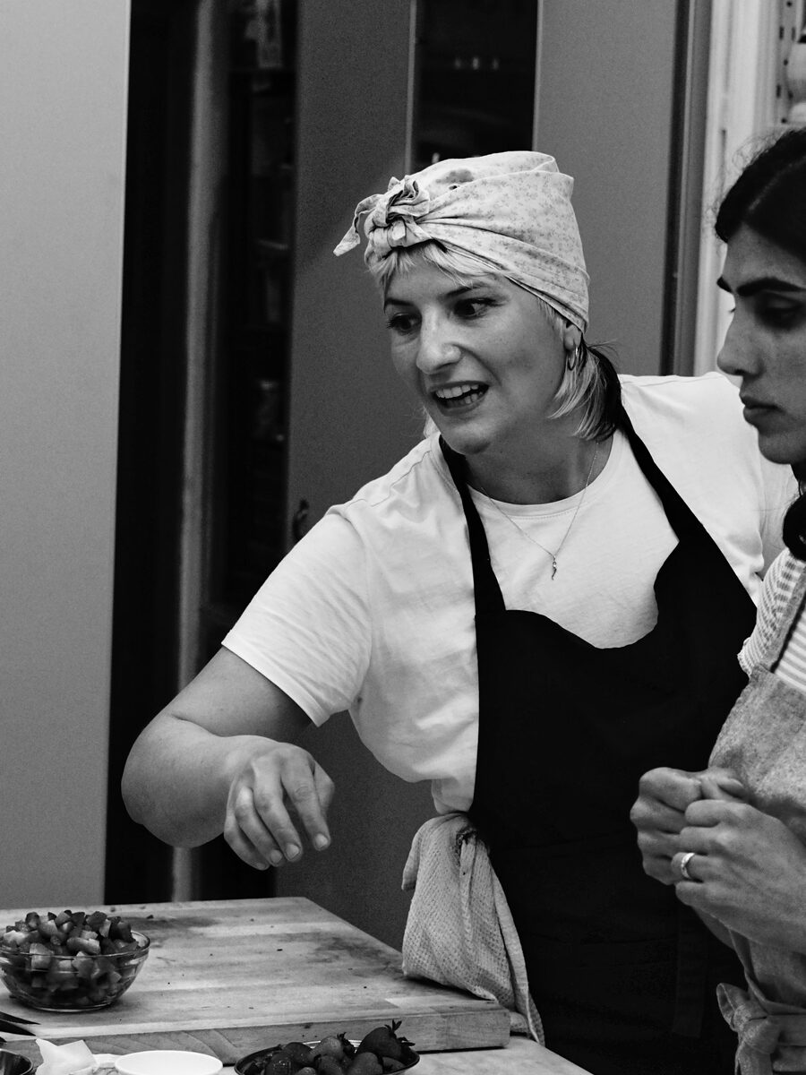Ritratto in bianco e nero di Enza mentre cucina