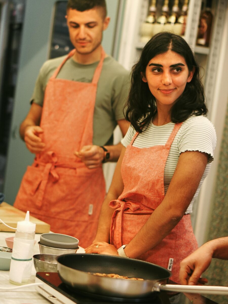 Enza che cucina per un evento privato